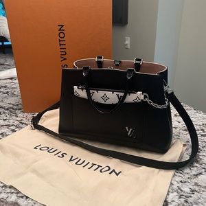 Selling a Marelle Tote MM. Excellent condition. Used only a few times.